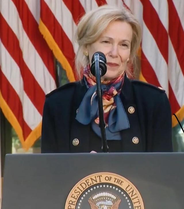 在恐怕的疫情面前,黛博拉·伯克斯至少用丝巾抚慰了人们不安