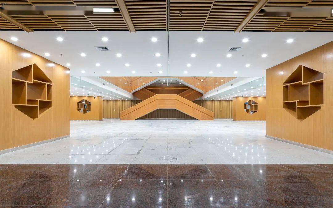 璧山区图书馆新馆,座落在绿树成荫之中.
