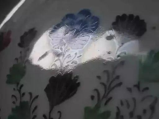瓷器上的蛤蜊光