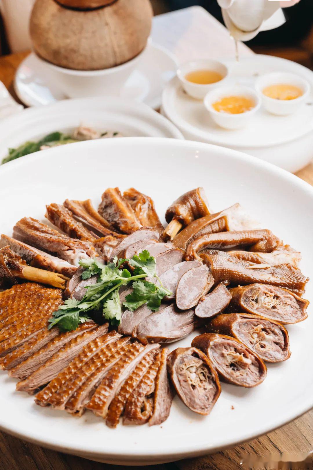 一盘卤水拼盘既实在又有排面,难怪潮汕地区有这么一句俗语叫:无鹅不成