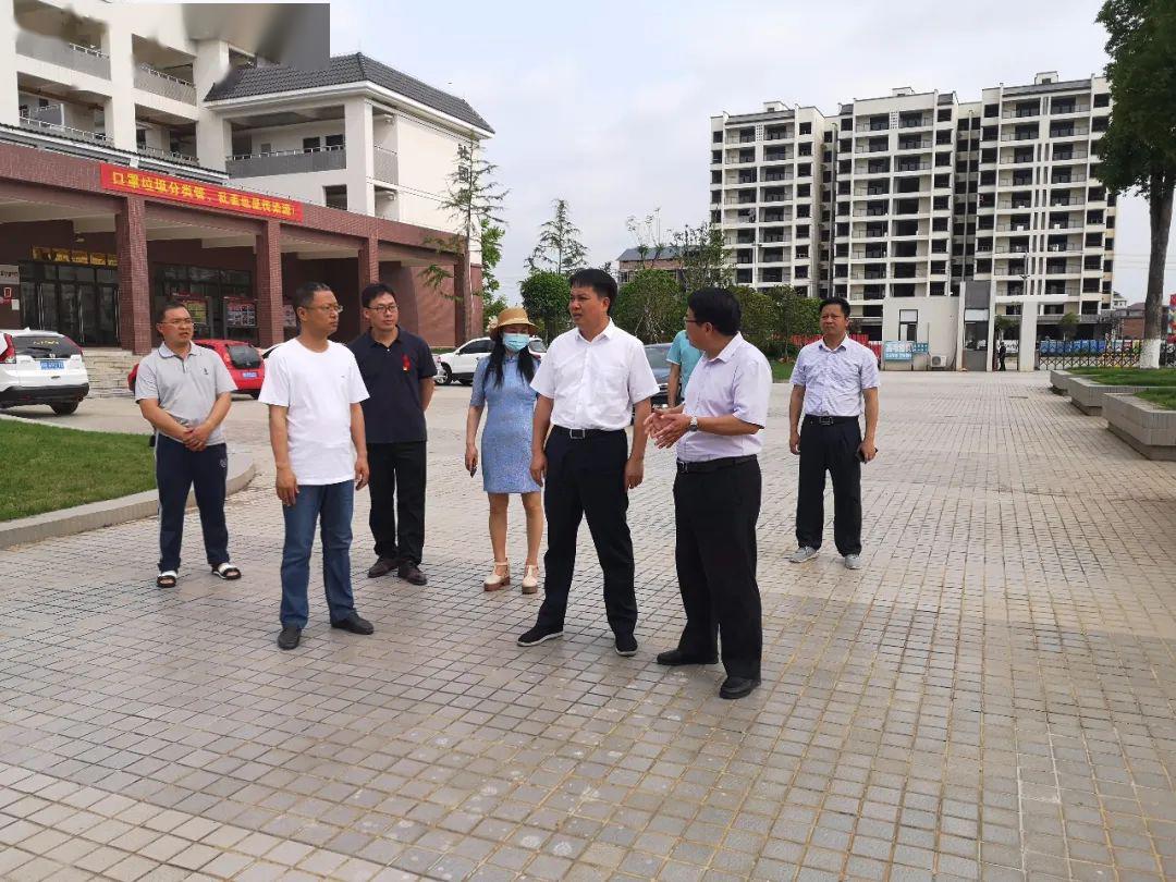 兴国县委书记赖晓军同志在学校 调研复学准备工作