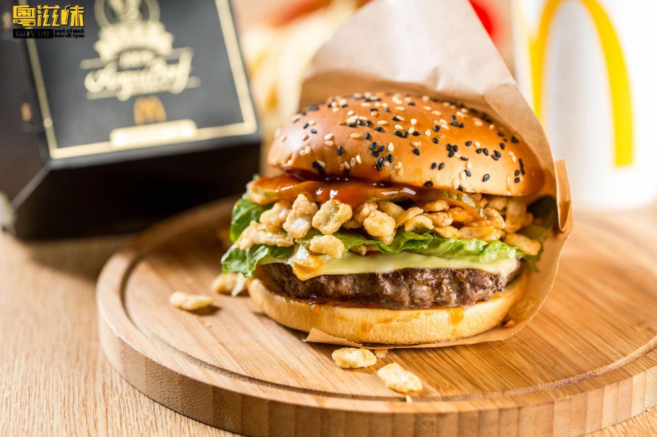 麦当劳黑金汉堡超牛新作吃第一口就失控了