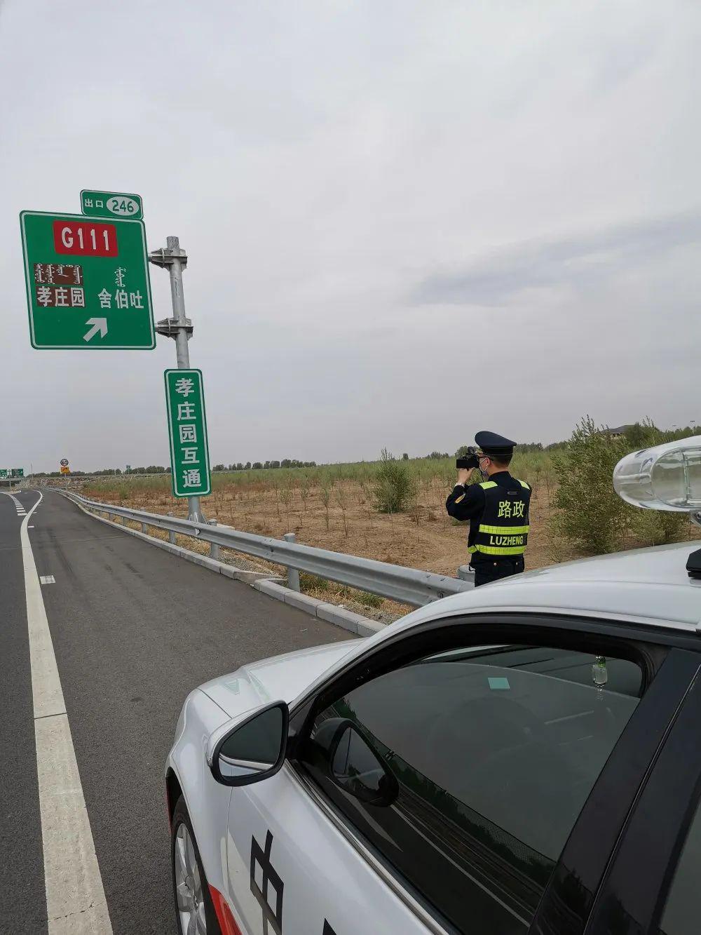 内蒙古公路路政执法监察总队通辽支队积极做好高速公路恢复收费保通保