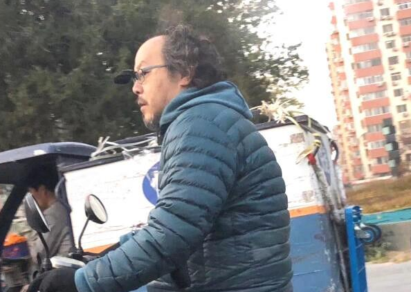 原创窦唯的中年生活好落魄独自一人去医院打点滴无人帮忙略显凄凉