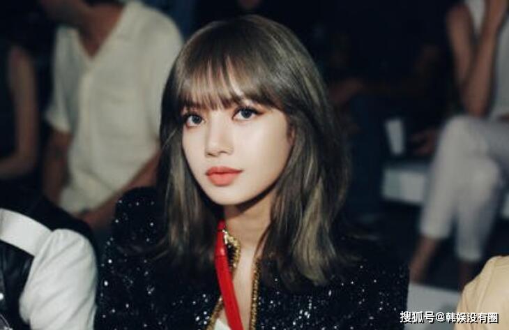 泰國籍的 lisa 於 2016 年以女團 blackpink 成員身份出道,出道後在