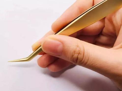 戳进来美睫师使用镊子的小技巧