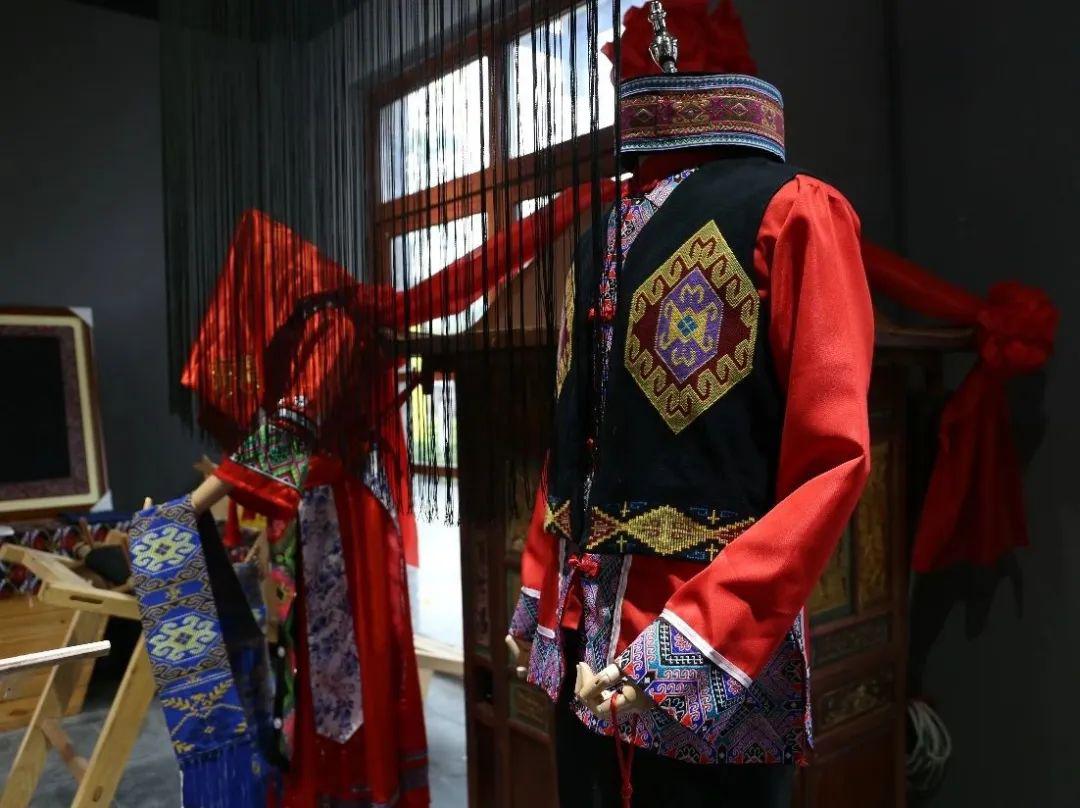 秀山土家织锦非遗文创产业,让贫困村民月收入顶很多城里上班族