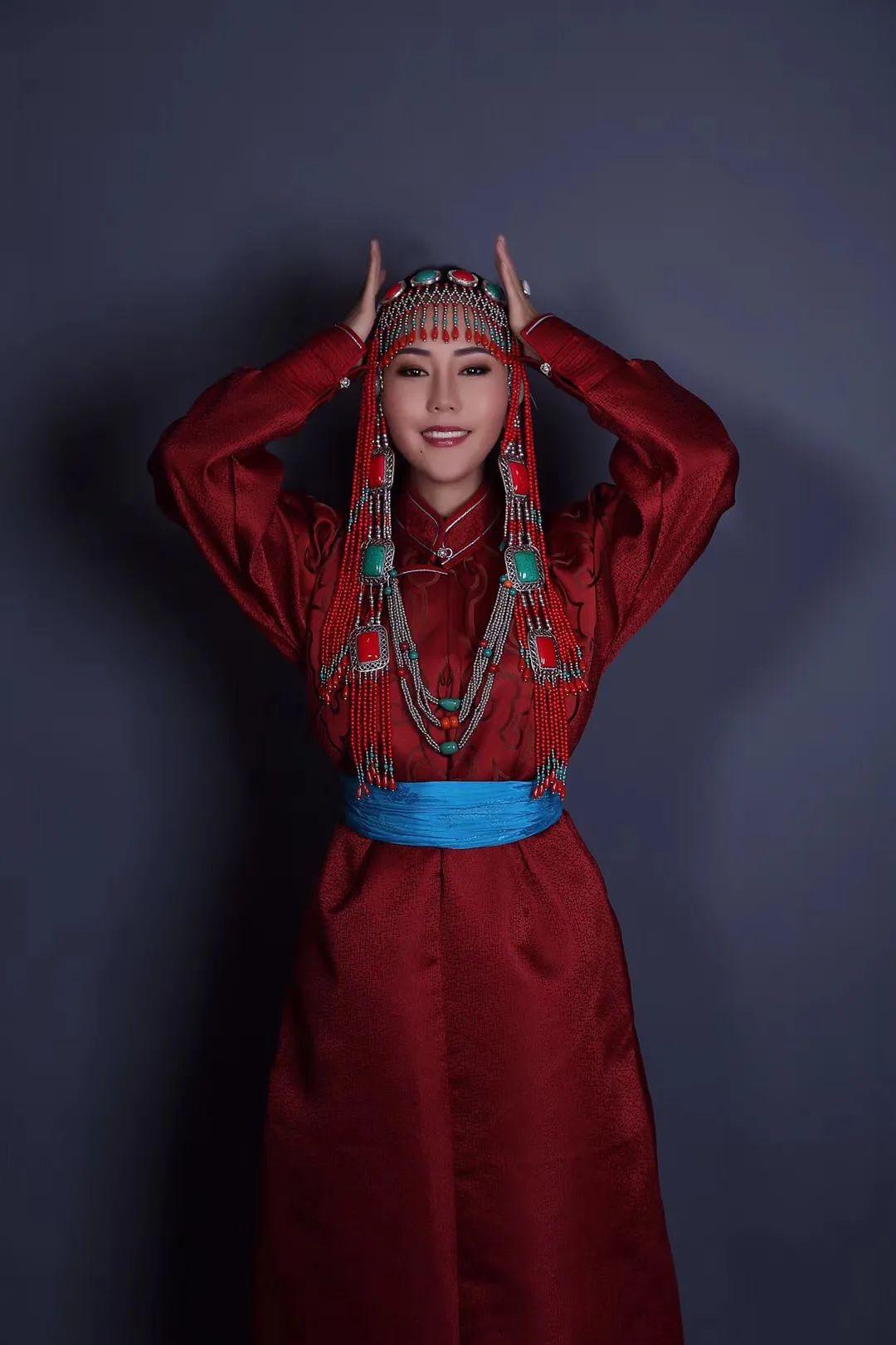 乌兰牧骑文志为母亲创作的歌曲《慈祥的母亲》祝福天下母亲!