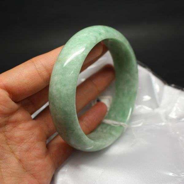 翡翠小白之两千左右的又冰又透的镯子_手镯