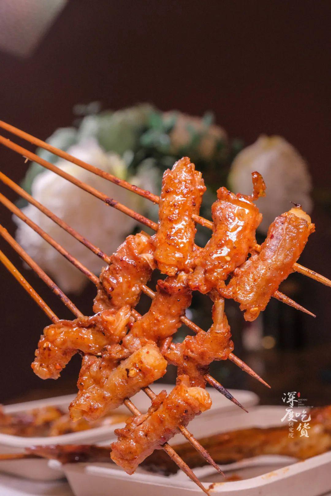 烧烤界黑马杀到独创藕芽牛肉肥牛金镶玉听说抢不到的人还会生气