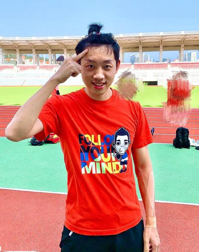 许昕搞怪晒出小辫子发型他左手的这个胶带你应该了解一下