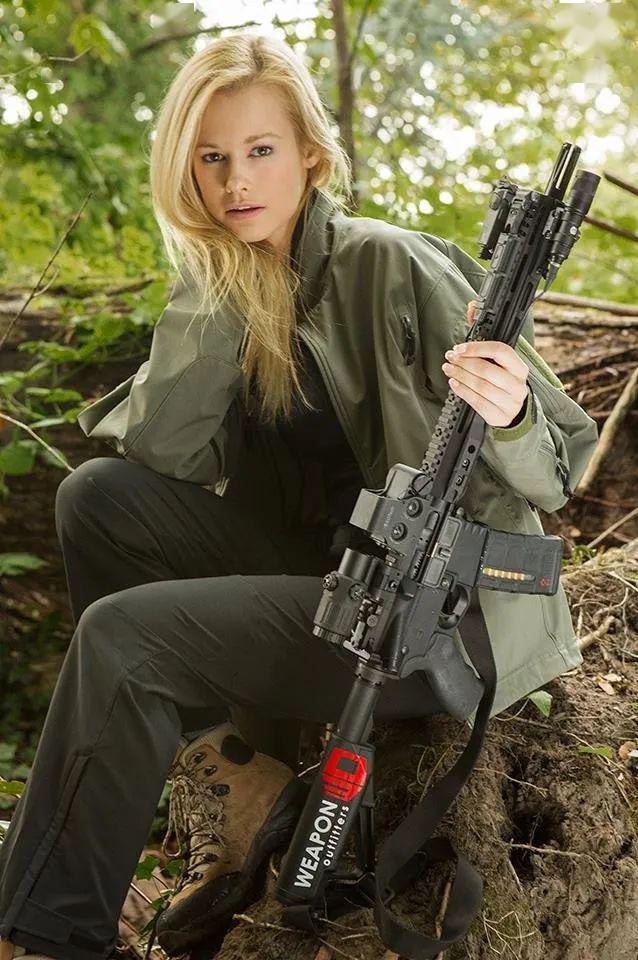精选好图持枪美女