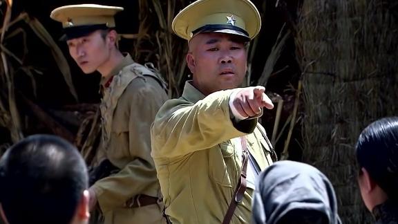 伪军在村里横行霸道欺负老百姓一听武工队来吓得四处乱串