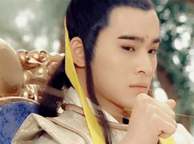 度,还得看盖娅传说为"天涯四美"中古装男神乔振宇在秀场上搭配的那身