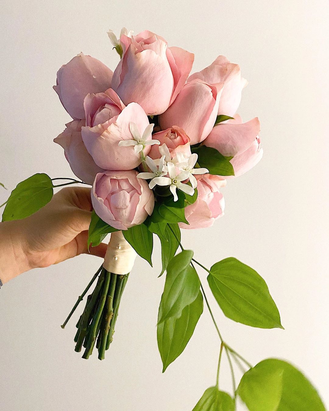 低调却不单调的简约美感,用单色系花卉创造出精致优雅的新娘捧花