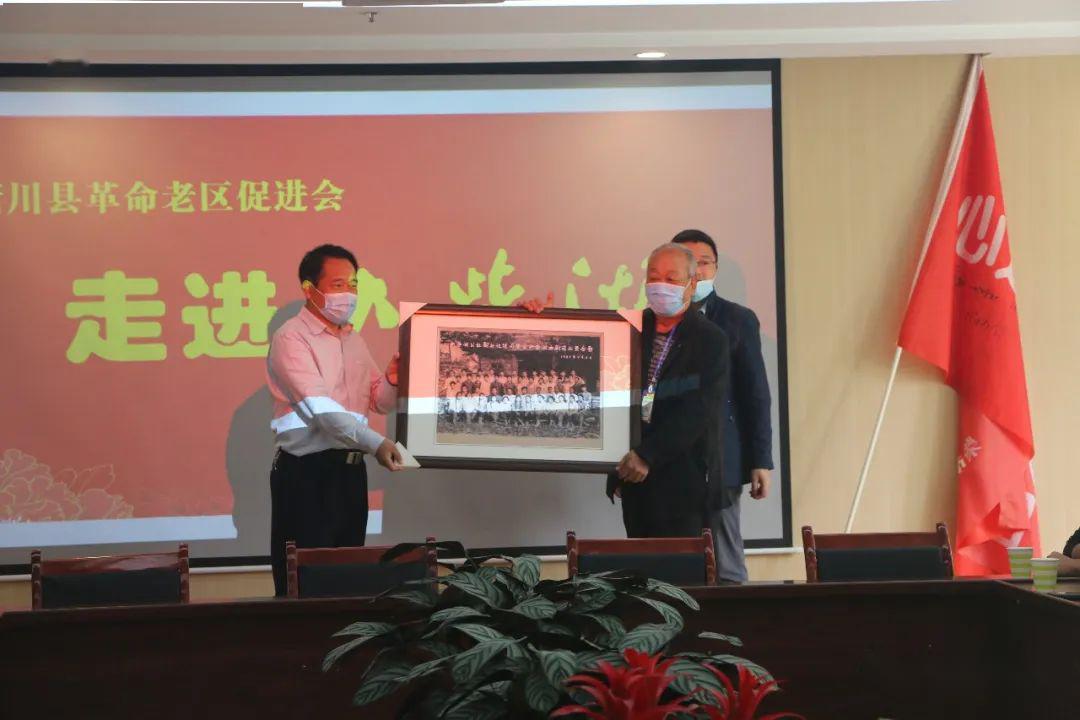 在大柴湖移民纪念馆会议室举行的欢迎仪式上,杨勇代表开发区发表了