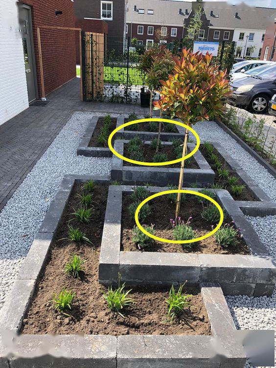 样式和搭配方式有很多,比如:利用砖块砌筑圆形嵌套花坛,给砖块刷涂