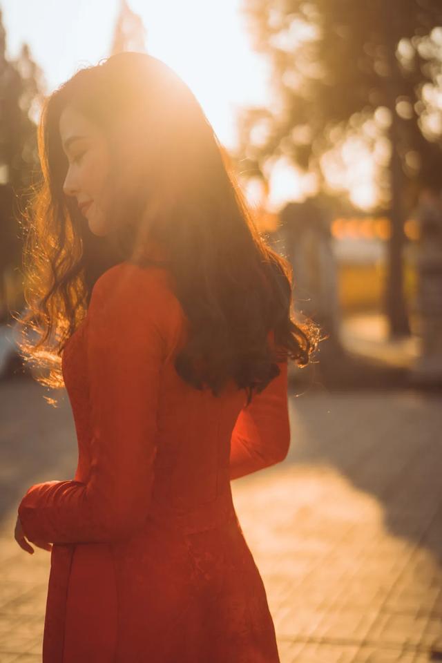 日落前1小时是拍逆光人像的最佳时间,这时段的光线呈温暖的金黄色,最