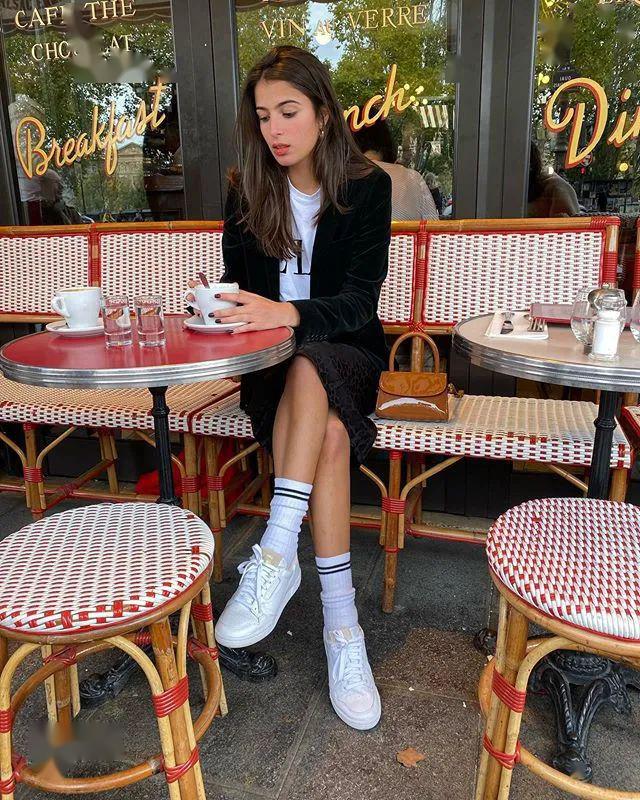 g潮流看ins时尚达人如何用白色运动袜配搭不同造型