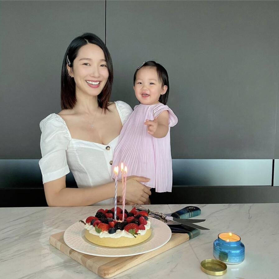 原创王祖蓝女儿越长越美头戴发卡穿粉红裙子手指镜头笑得超可爱