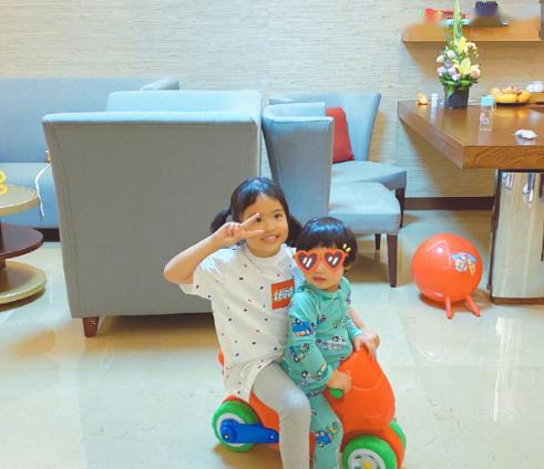 张歆艺晒母子亲吻照庆母亲节超温馨四坨正脸曝光大眼睛太像妈妈