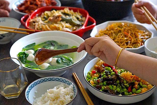 原创晒晒我家今天母亲节的午餐5个人6菜1汤妈妈和婆婆吃得最开心