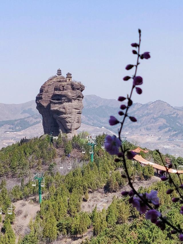 双塔山为承德名山之一,山峦奇秀,怪石峥嵘,现已辟为游览点