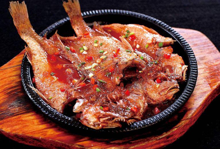 铁板小黄鱼香鲜入味风味浓郁推出以后非常受欢迎