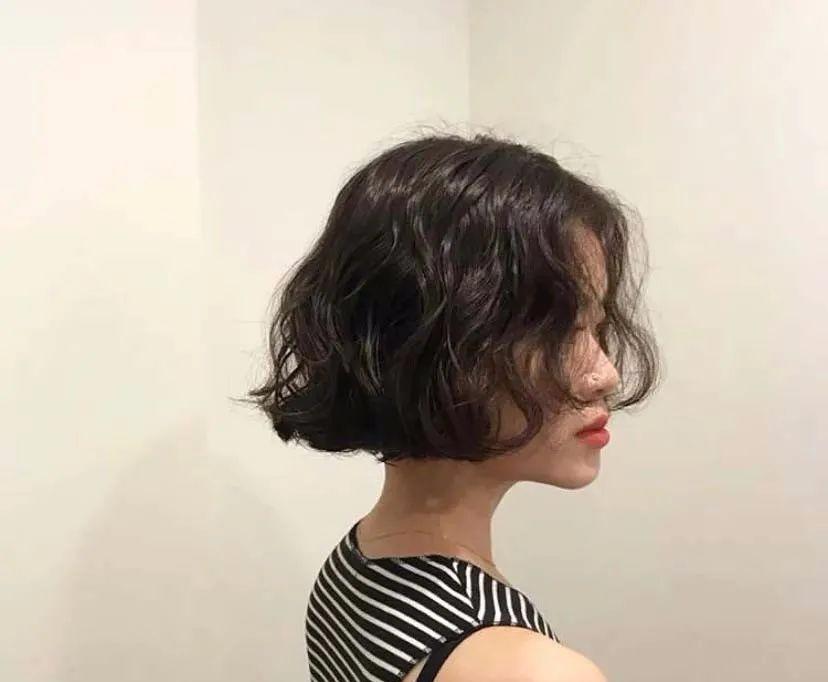 今年流行王炸发型毛毛卷短发