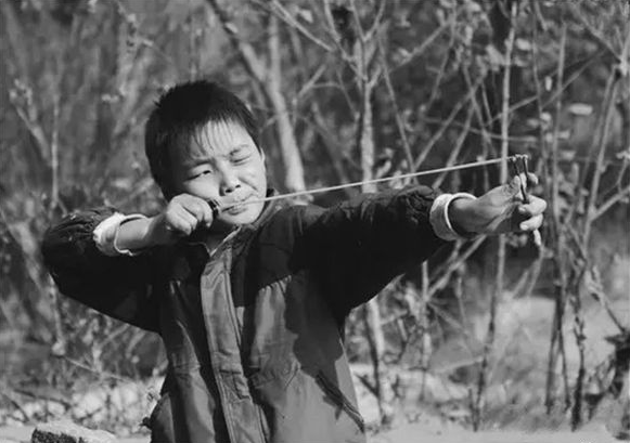 (三)打弹弓大人逢种苦,孩子正疯狂.左右攻将破,东西退欲防.