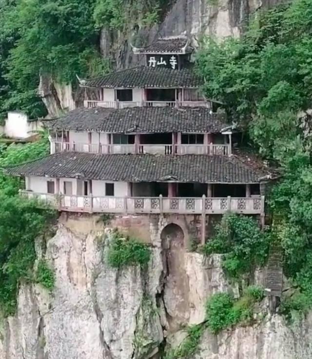 悬崖绝壁上的丹山寺