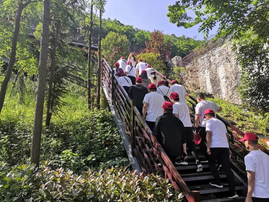 工会活动聚人心"为主题的登山比赛活动