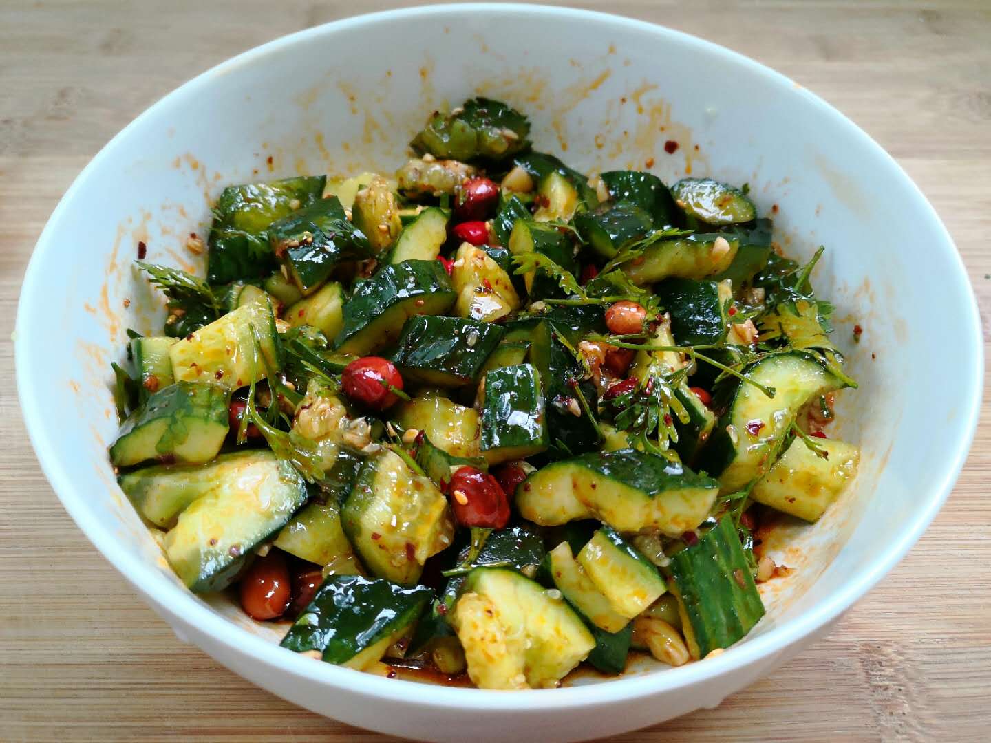 9,很家常很简单清爽的凉拌菜,花生酥香,黄瓜脆爽,上桌大家抢着吃.