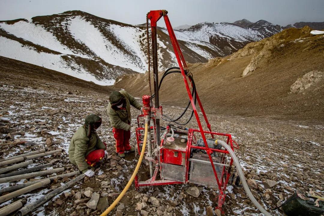 钻机操作手寇光磊正在湿滑的陡坡上进行钻井施工作业