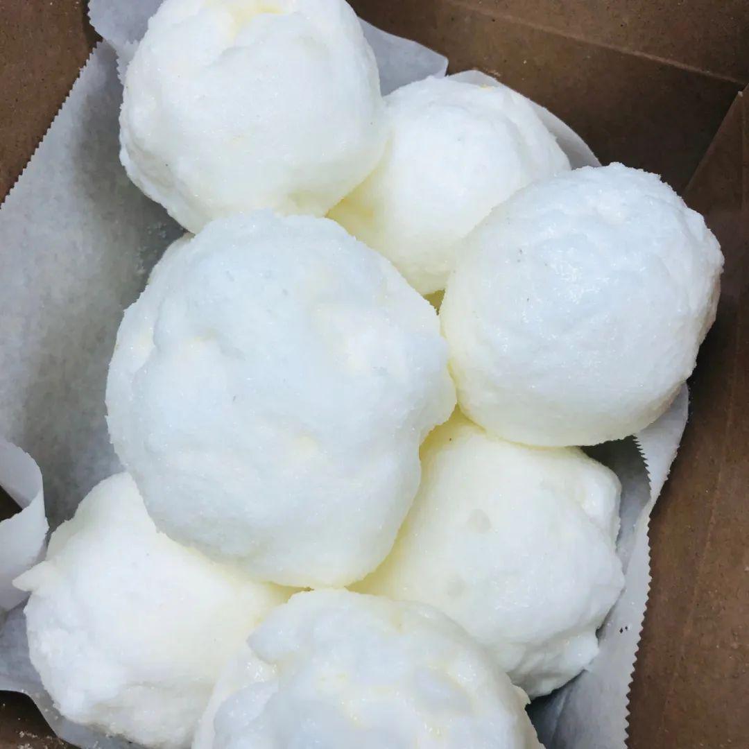 吃着咸香的炸串和烧烤,中间穿插一口香甜的雪绵豆沙,混搭美味让人欲罢