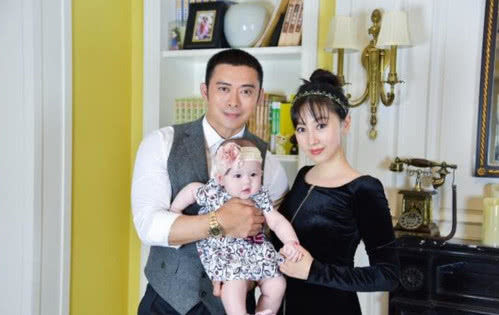 相差8岁夫妻,老公是星二代19岁走红,她高龄生女儿很漂亮_贾晓晨