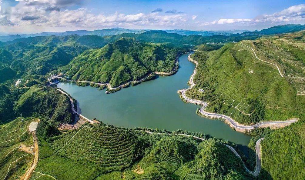 高寨水库0 5内贸学校跑道是围着足球场,一圈为400米,地处都匀市区南.