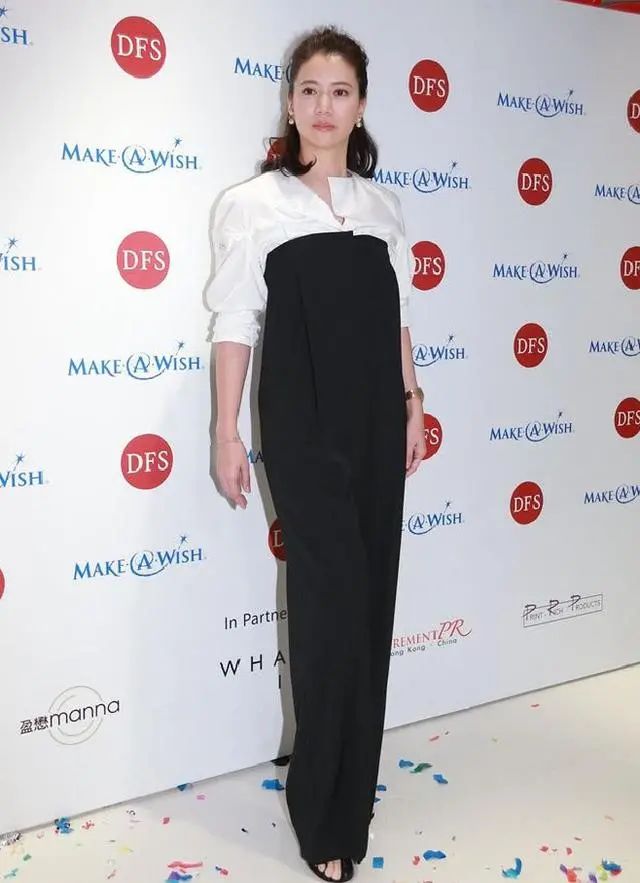 袁咏仪全是包装的好穿紧身裙还不是暴露胯宽48岁老的挺真实