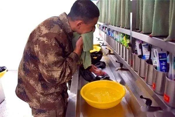 当过兵的谁还没用过黄脸盆