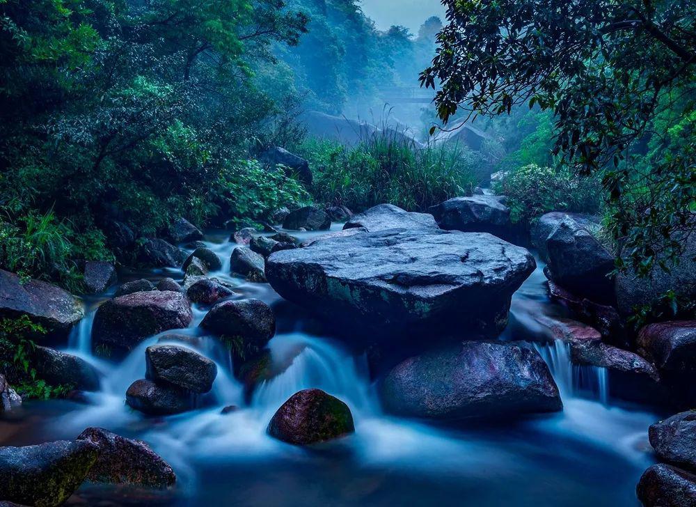 出金钟瀑沿原路过小石桥西上不久即尖刀岩景点,尖刀岩一侧的壁上,至今