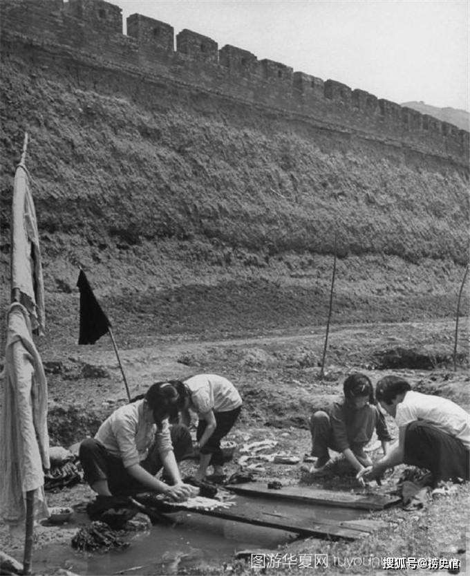 民国时陕西临潼的百姓生活华清池附近正举行婚礼一男子在放鞭炮