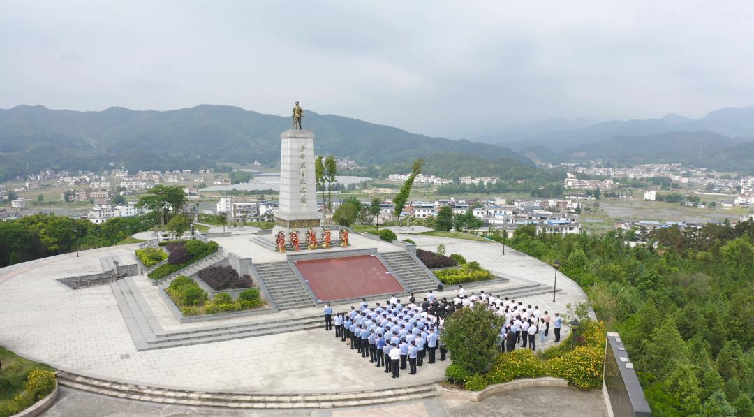 县人民法院,县司法局等政法系统共计130余人,来到营前革命烈士陵园