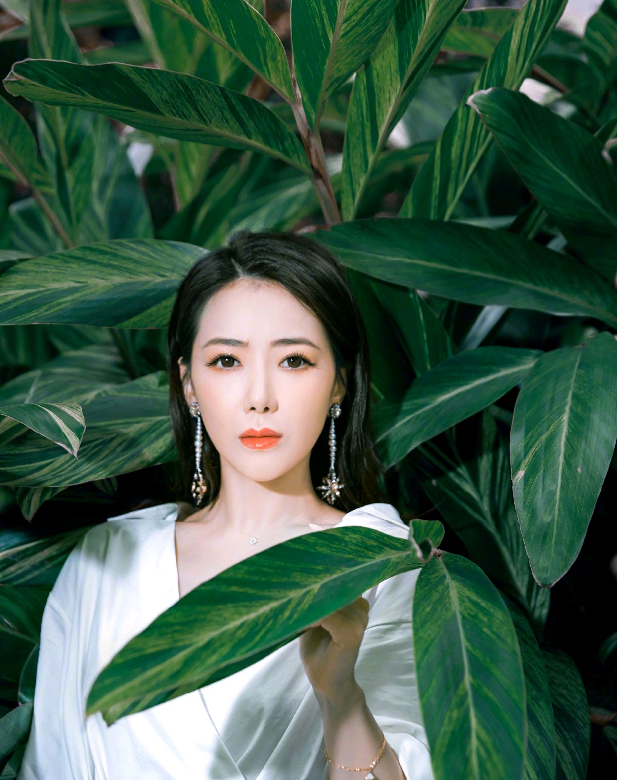 45岁的陈紫函留黑发太美身穿一袭白色连衣裙的她清澈而唯美