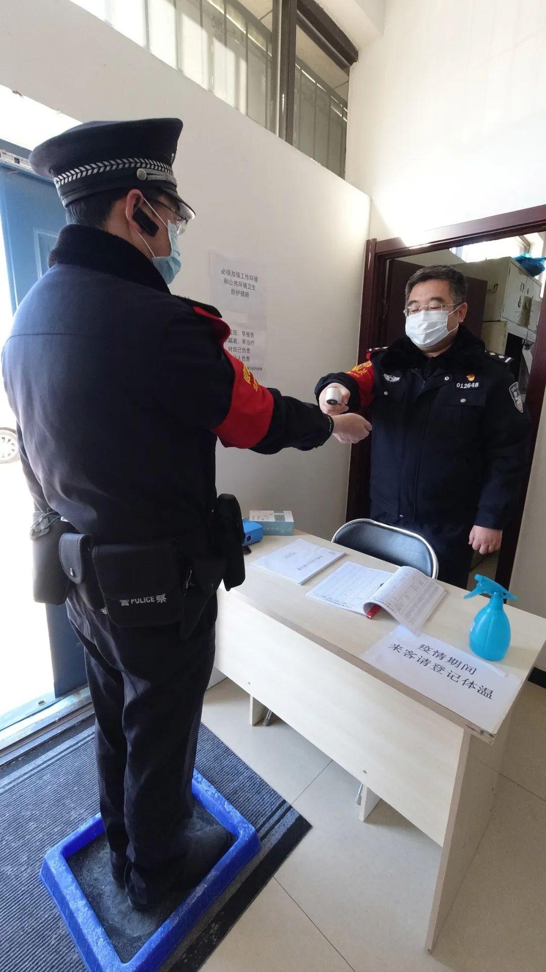 战疫影像记录疫情不退警察不退风采杯纪实摄影作品展播八