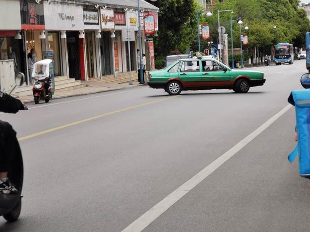保山:车辆随意停靠 交通安全无保障_出租车