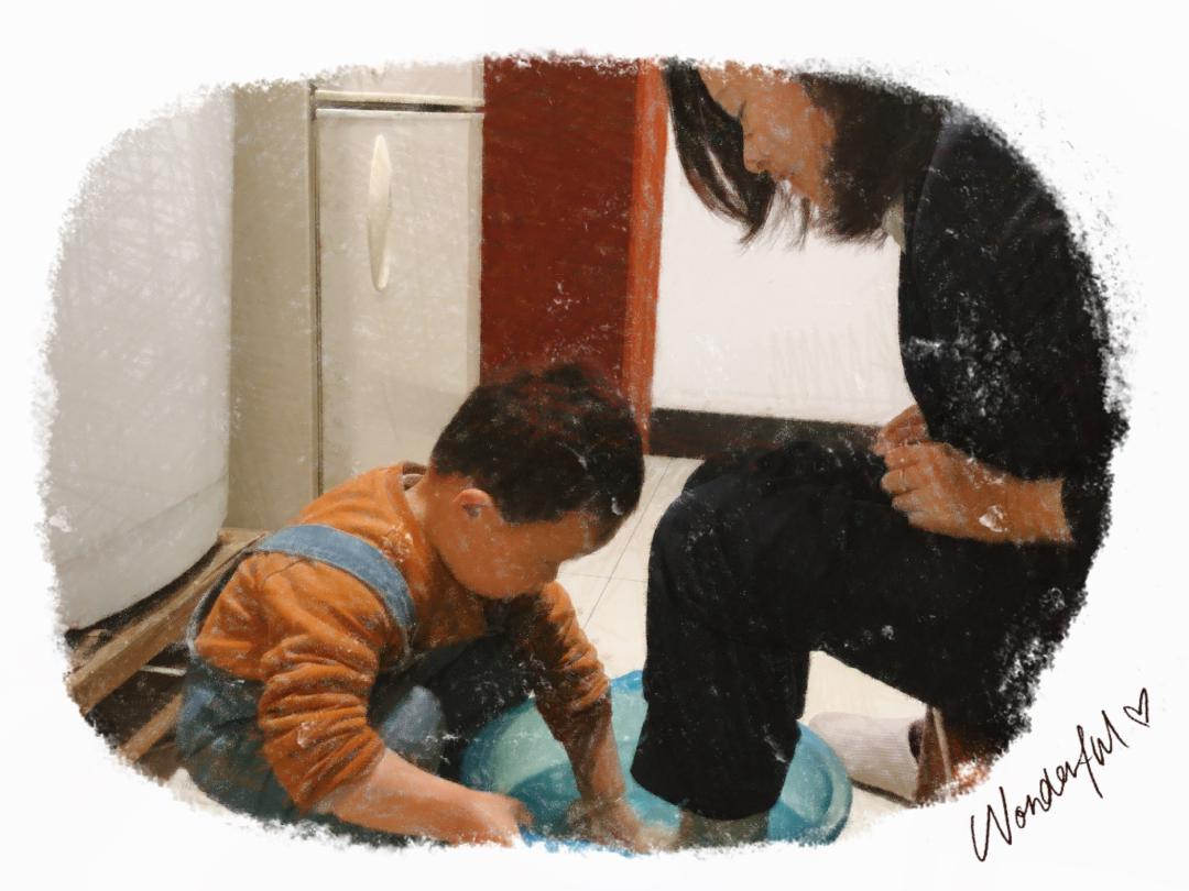 打开那还仍有余温的电脑,一则公益广告跃然而出,突然"妈妈,洗脚"