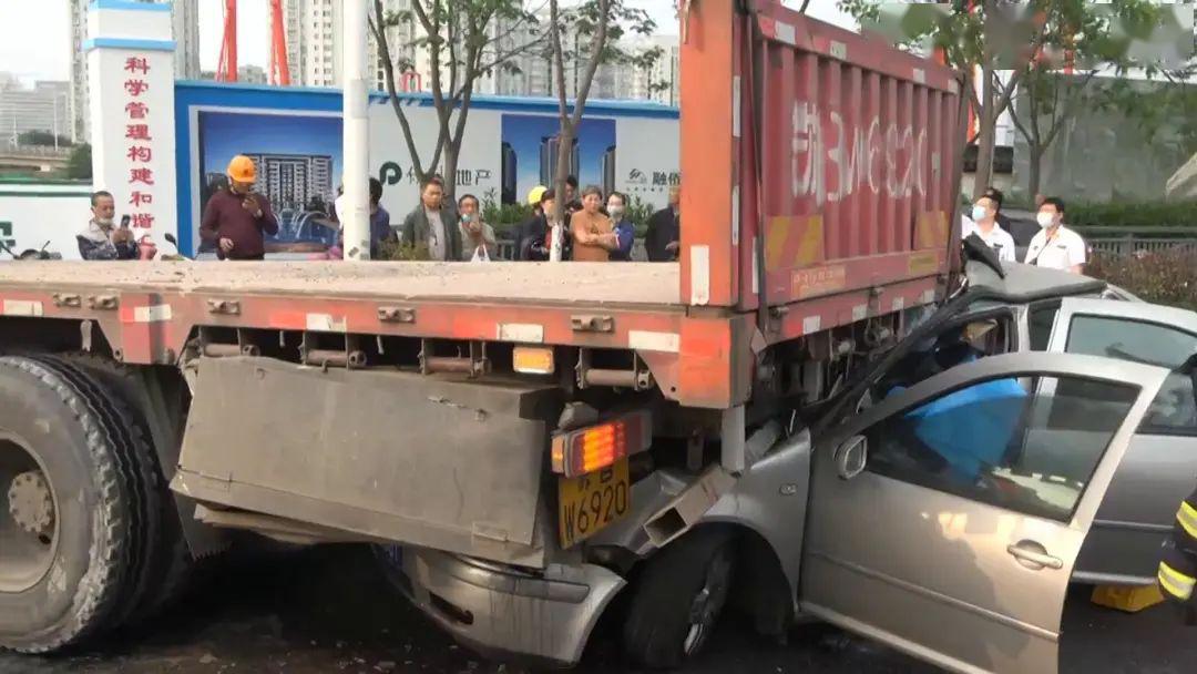 无锡一小轿车咻地钻到了大卡车底部驾驶员被卡