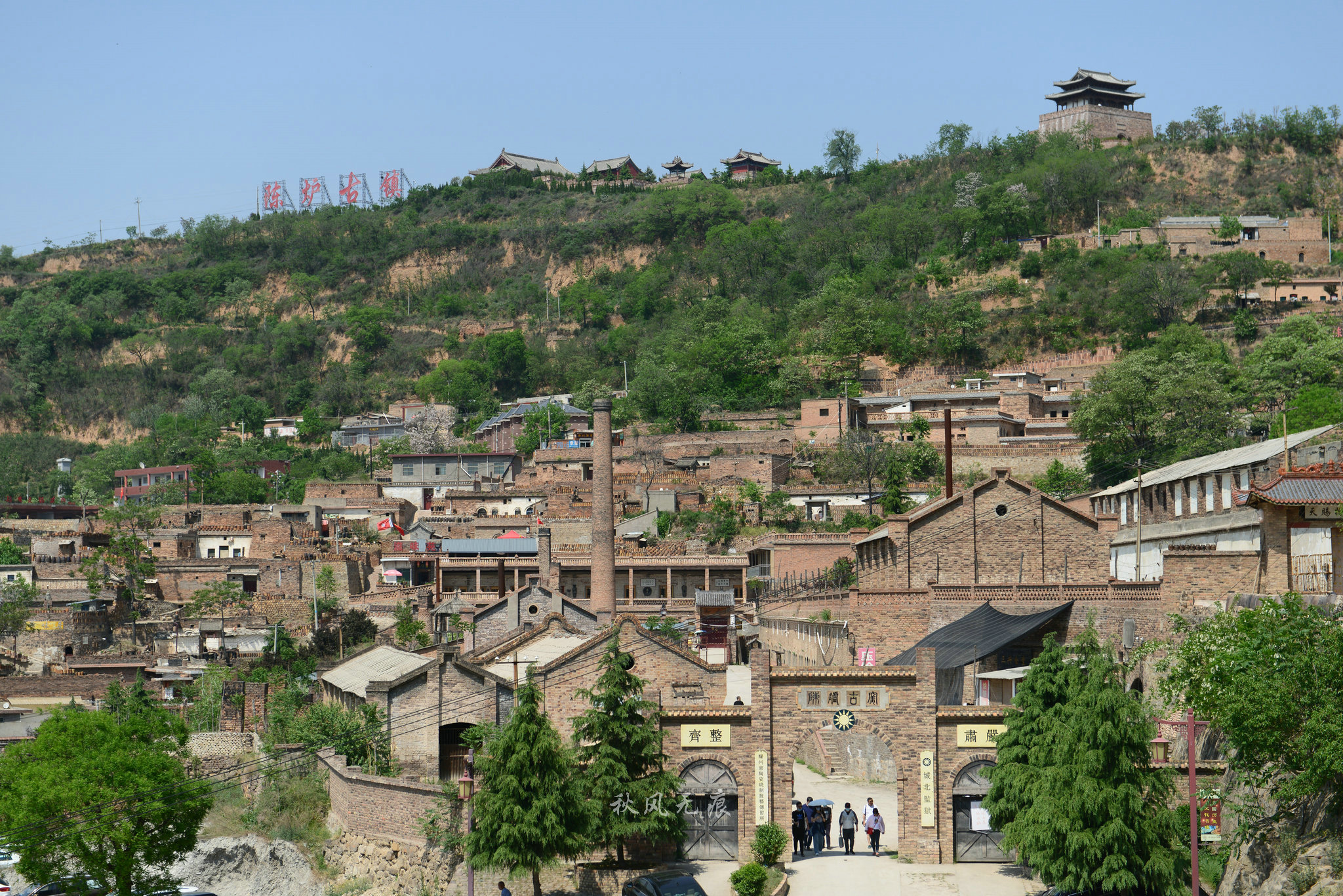 槐花已经凋落,西安北八十多公里的铜川印台的高原之巅,槐花正香,从