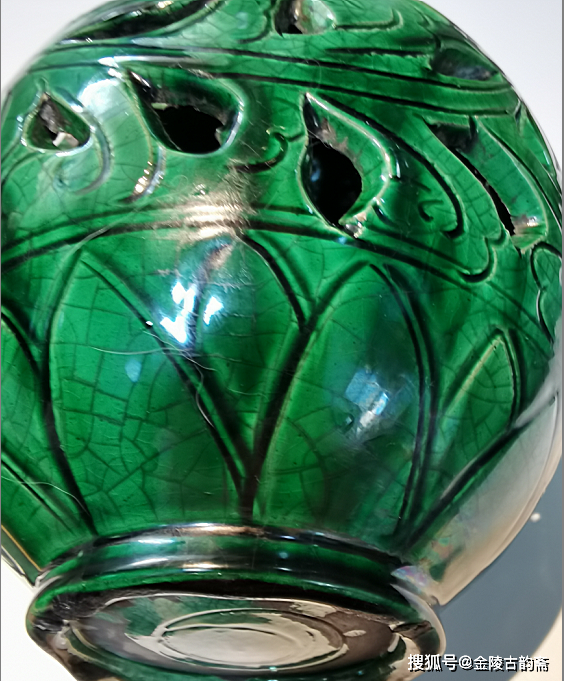 原创我的镇斋之宝30宋定窑绿釉镂空雕缠枝莲瓣纹玉壶春