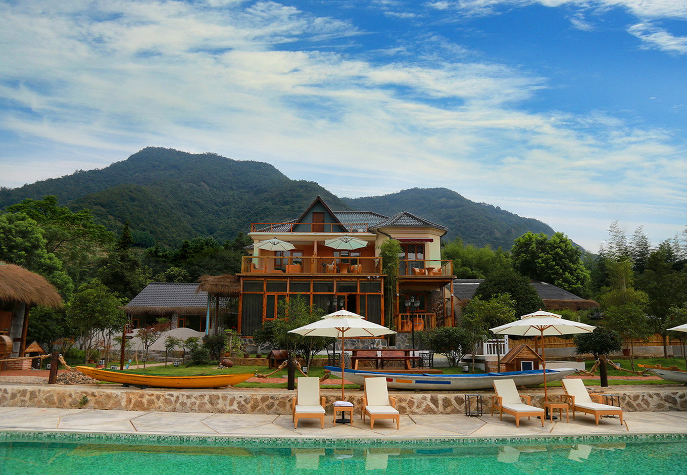 疫情在家呆久了不如去这家山脚民宿度个假夏天还能游泳和采摘